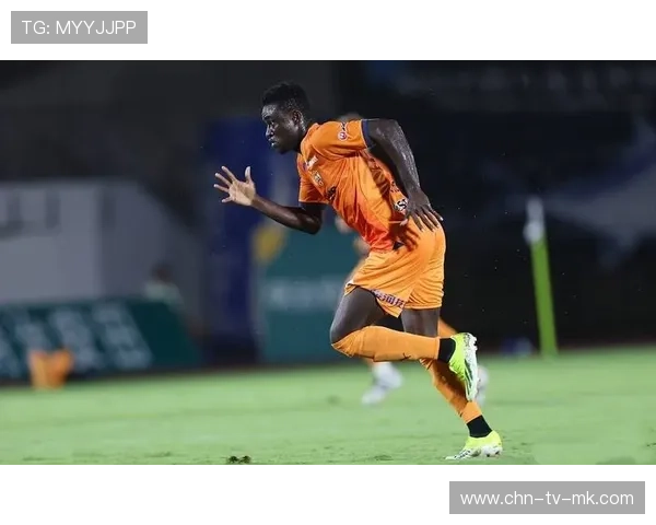 河南队古斯塔沃背身护球，转身一脚斜传打穿肋部